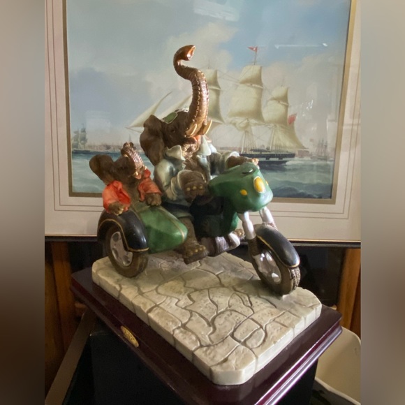 Elephant on the motorcycle figurine - Picture 2 of 8